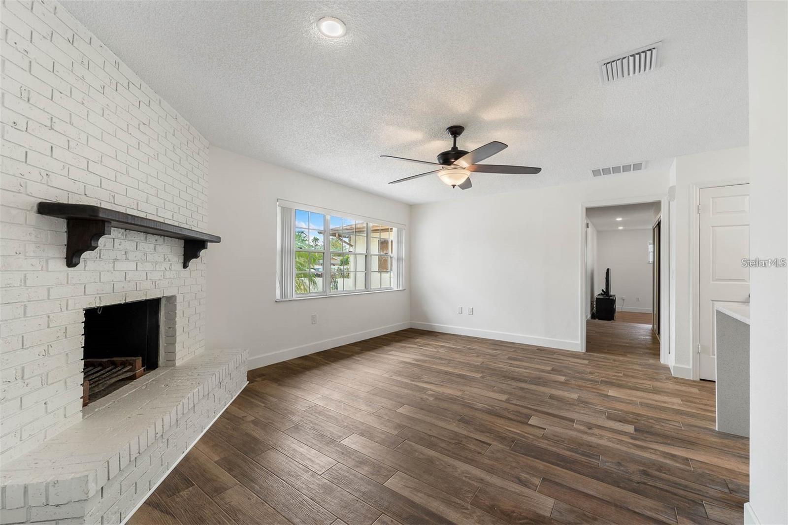 Image 6 of 17 For 8323 Banyan Boulevard