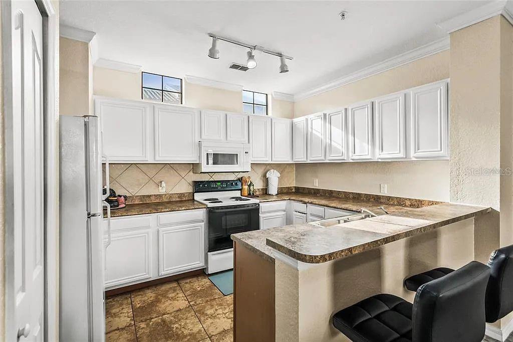 Image 2 of 18 For 6105 Metrowest Boulevard 103