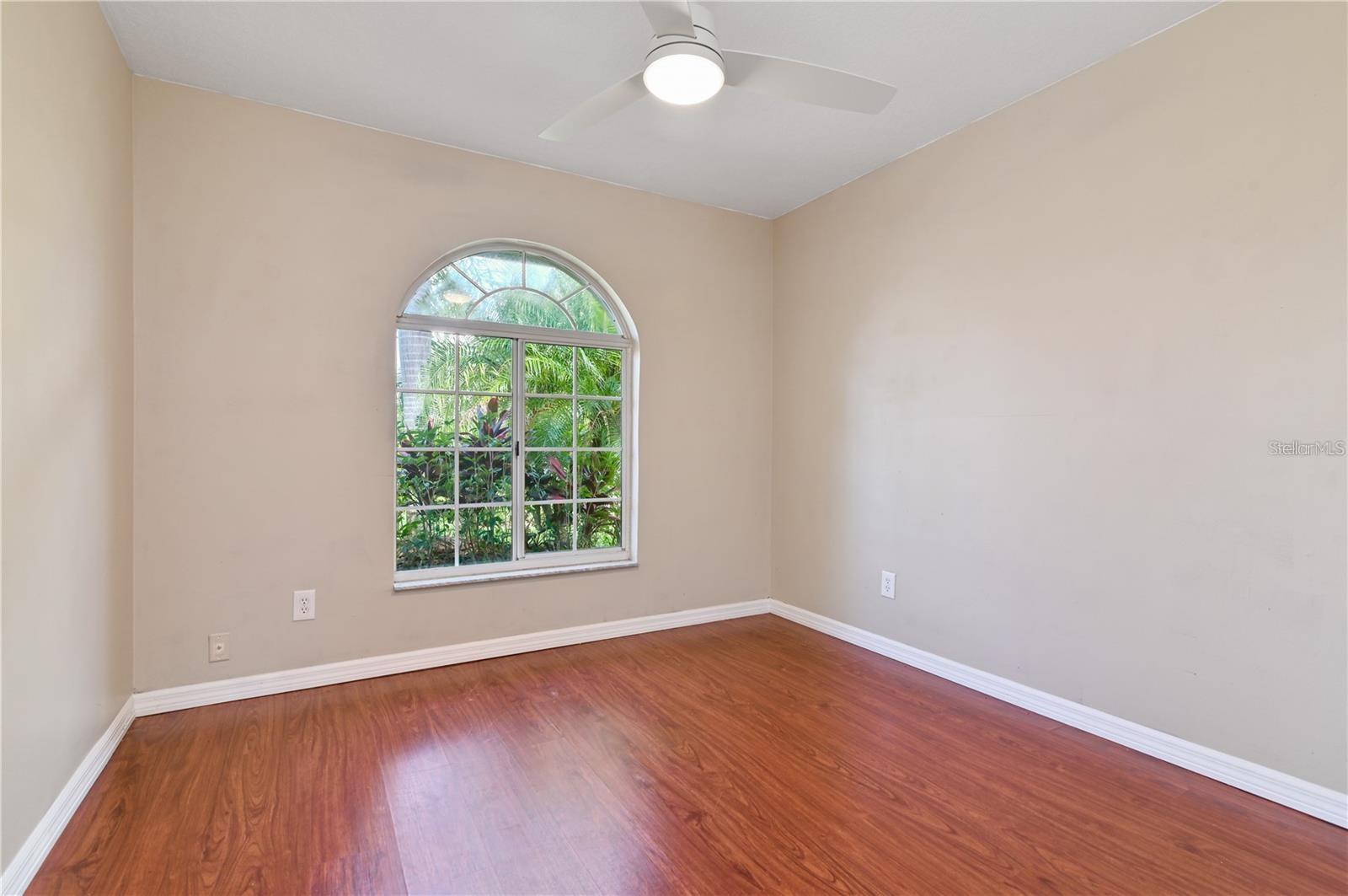 Image 7 of 14 For 929 Robinson Avenue