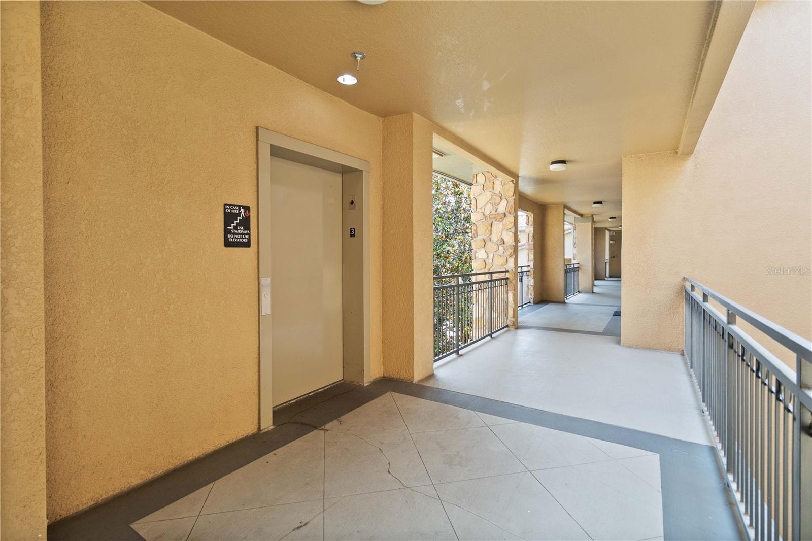 Image 5 of 31 For 907 Charo Parkway 934