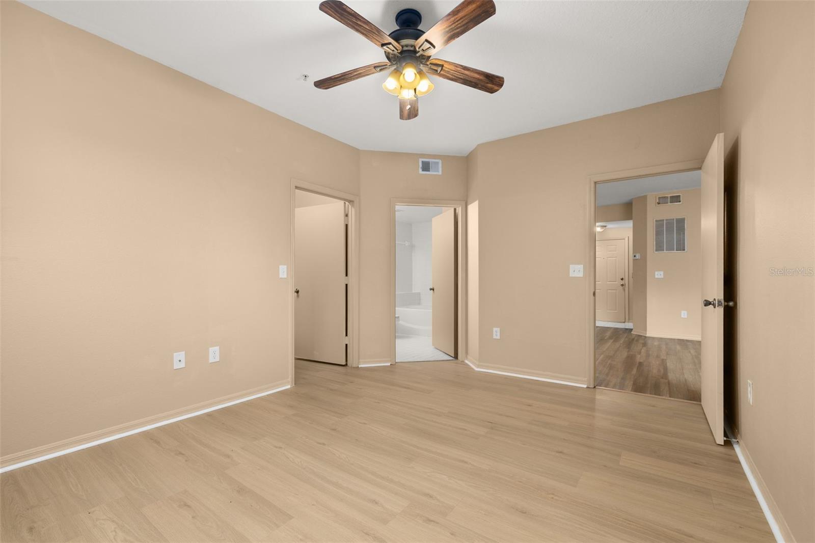 Image 20 of 53 For 5512 Metrowest Boulevard 201