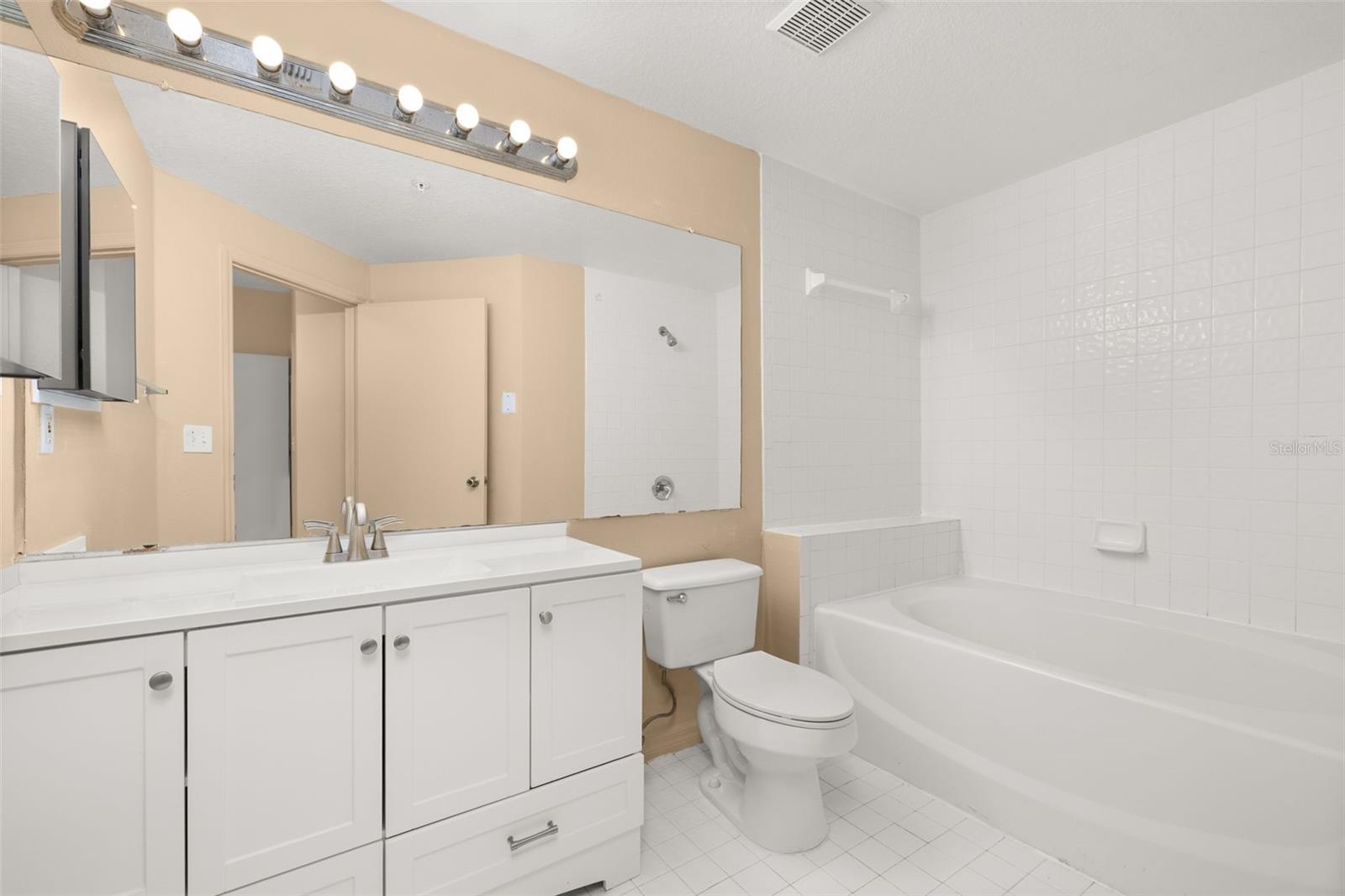 Image 21 of 53 For 5512 Metrowest Boulevard 201