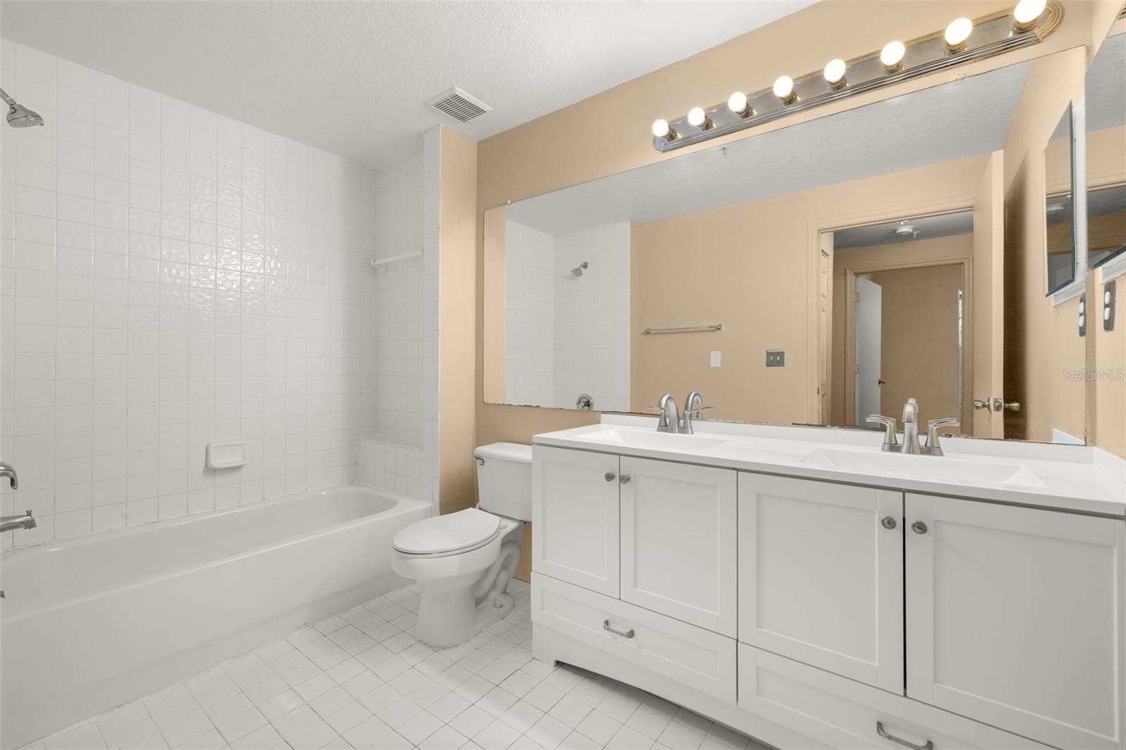 Image 26 of 53 For 5512 Metrowest Boulevard 201