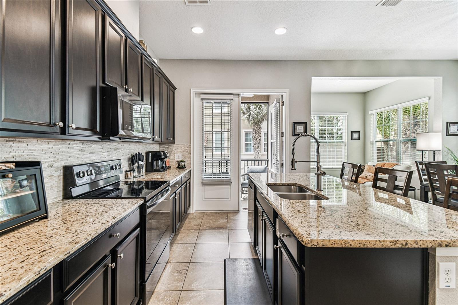 Image 17 of 62 For 928 Lobelia Dr