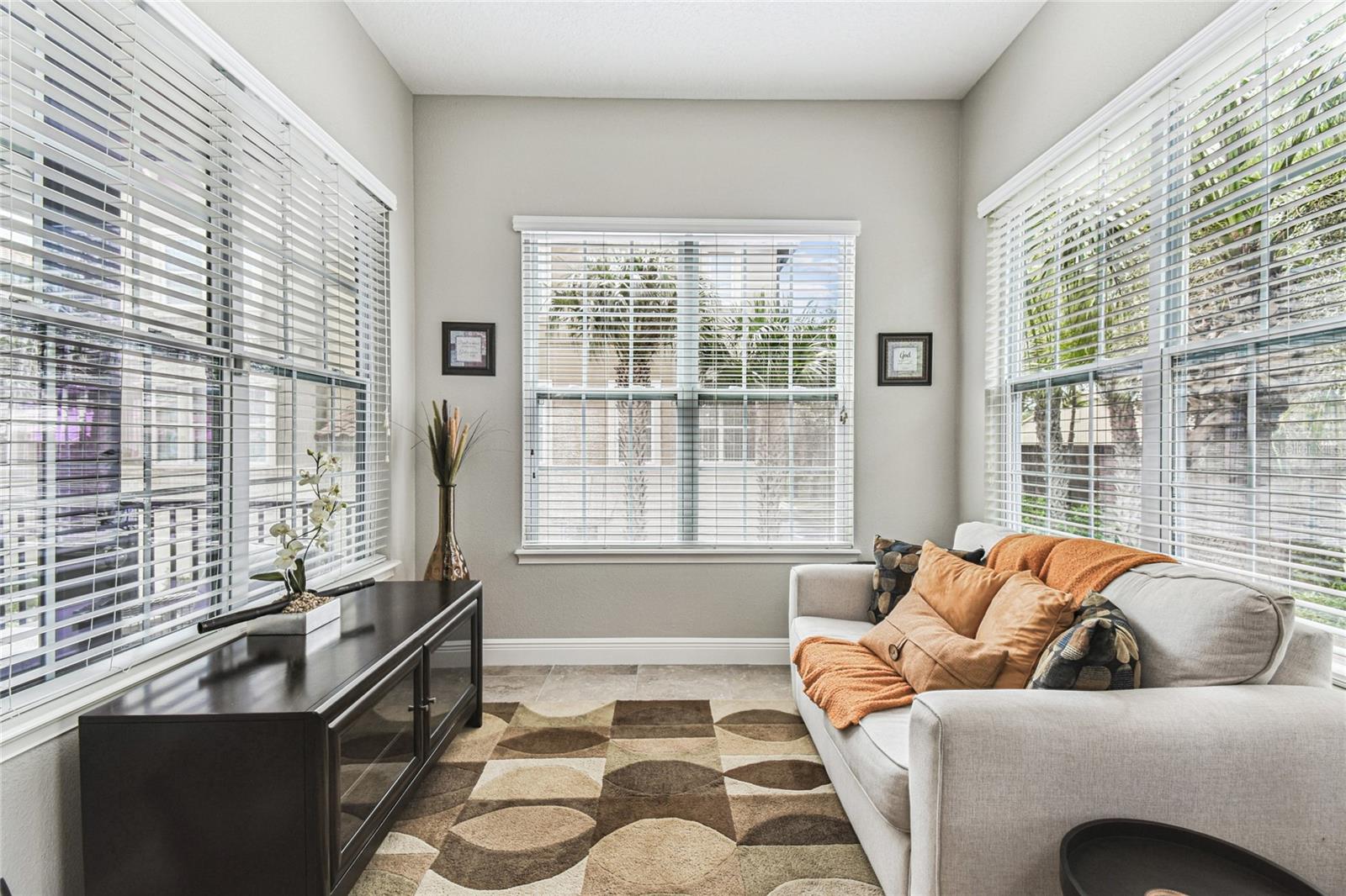 Image 18 of 62 For 928 Lobelia Dr