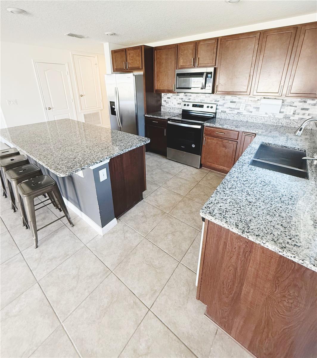Image 4 of 18 For 1556 Venice Lane