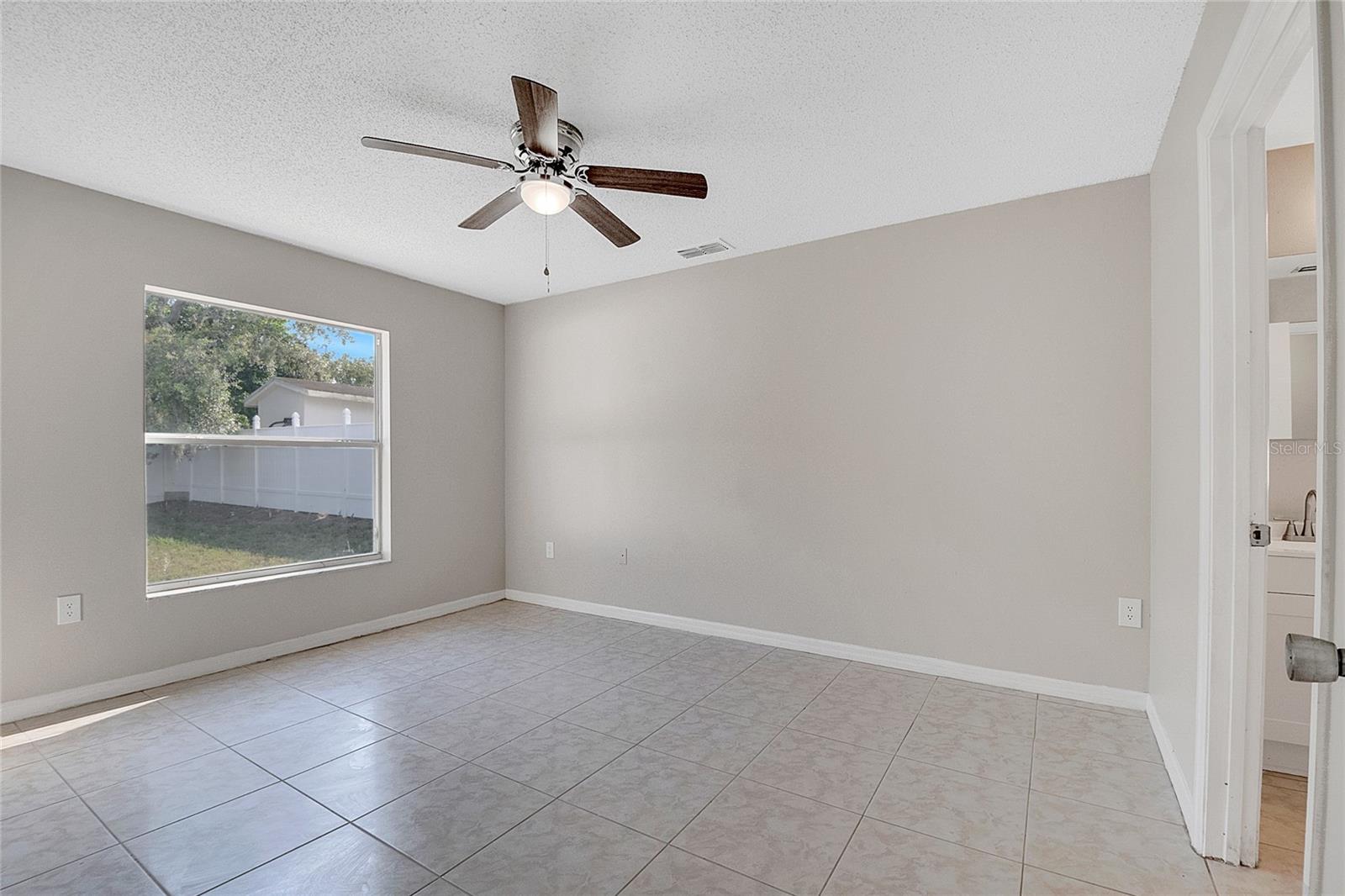 Image 13 of 54 For 424 Royal Ridge Drive