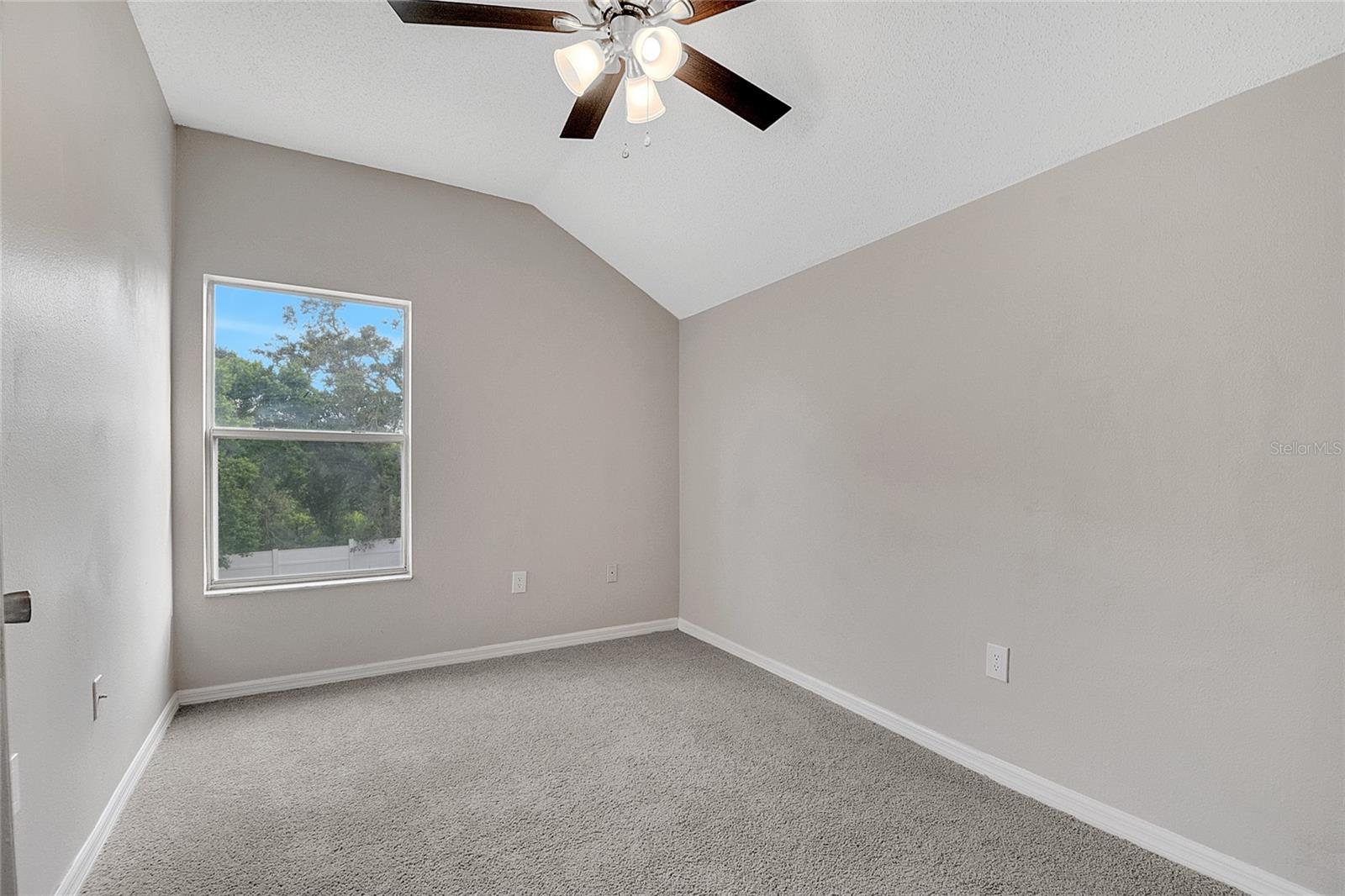 Image 35 of 54 For 424 Royal Ridge Drive