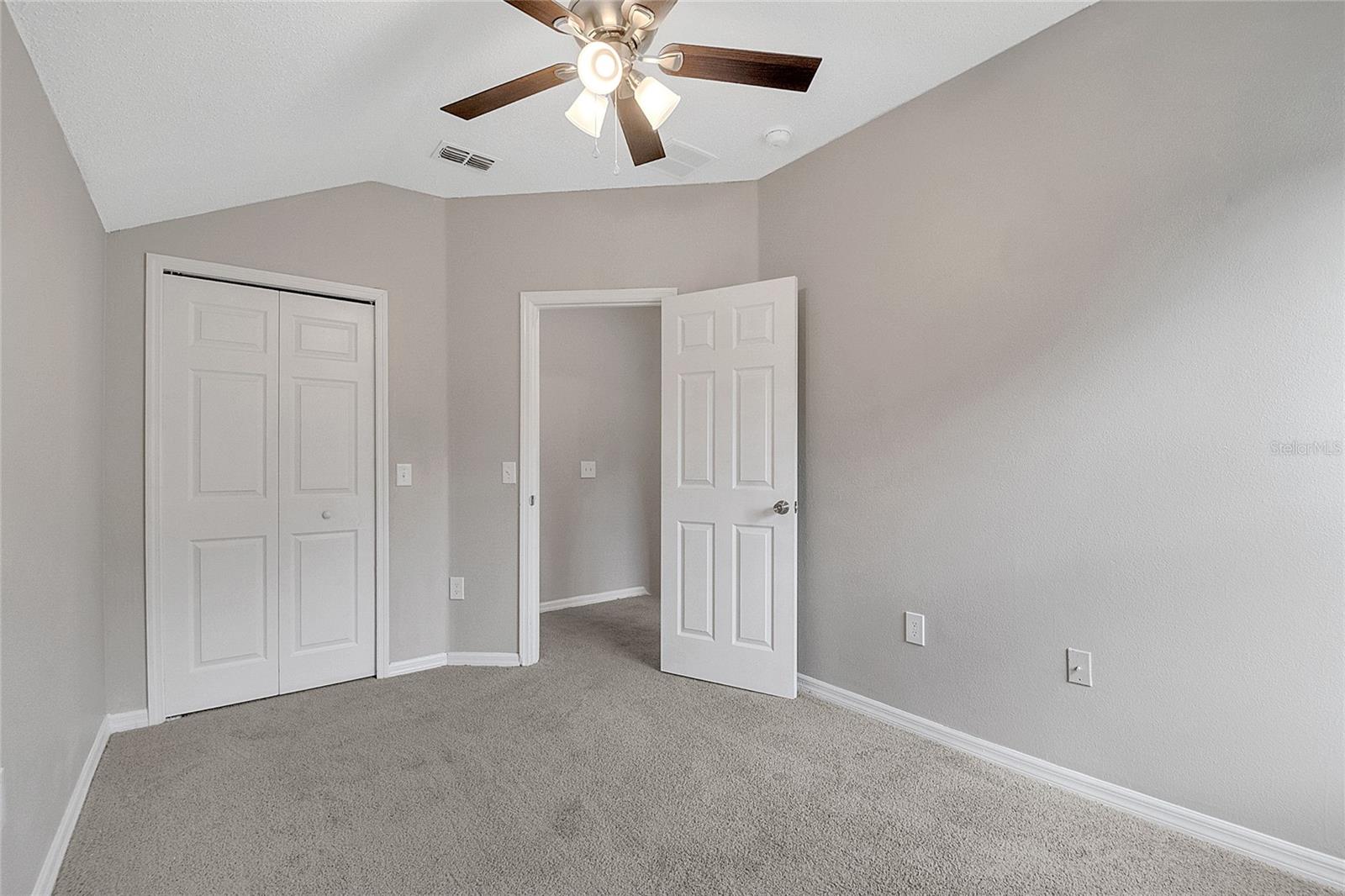 Image 36 of 54 For 424 Royal Ridge Drive