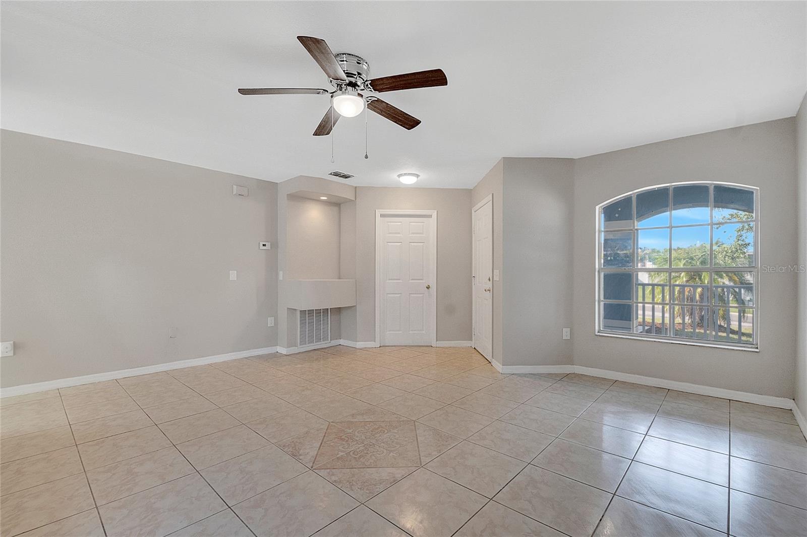 Image 7 of 54 For 424 Royal Ridge Drive