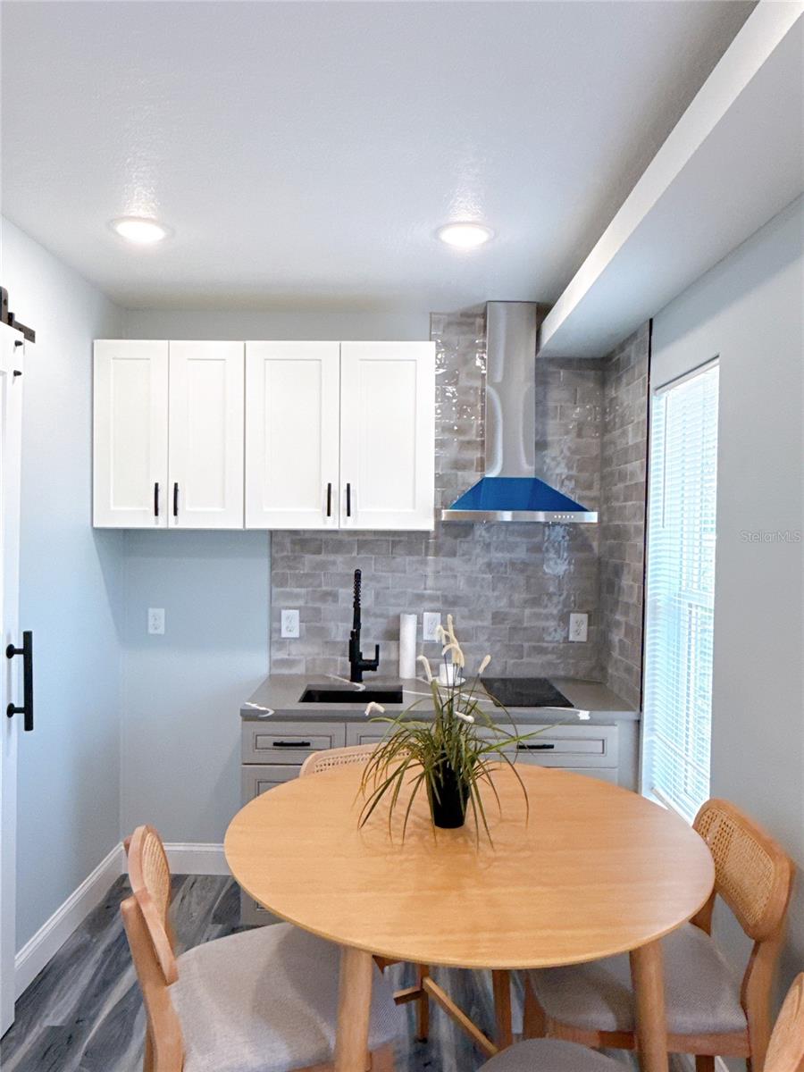 Image 3 of 6 For 409 W Carroll St