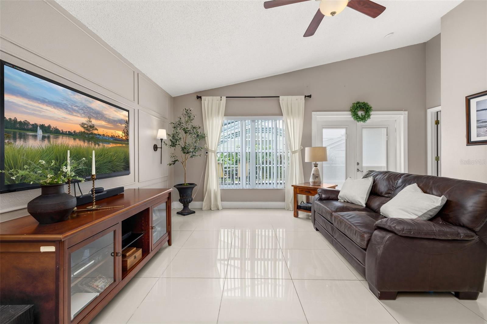 Image 19 of 63 For 211 Lockbreeze Drive