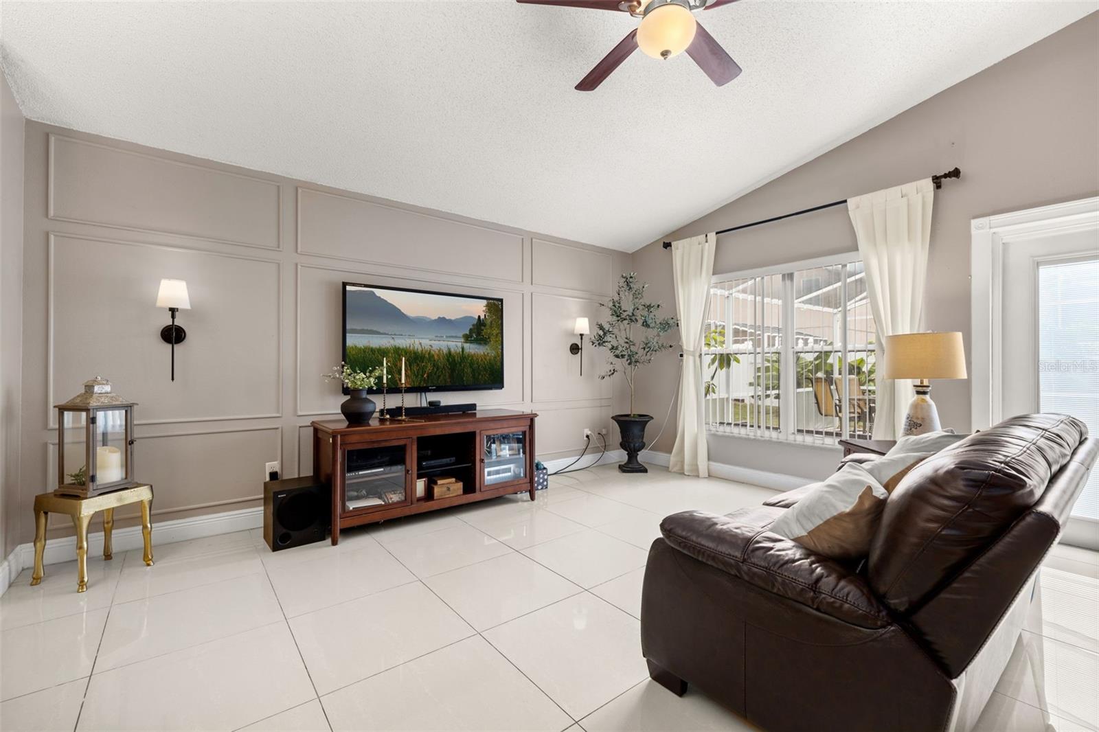 Image 20 of 63 For 211 Lockbreeze Drive