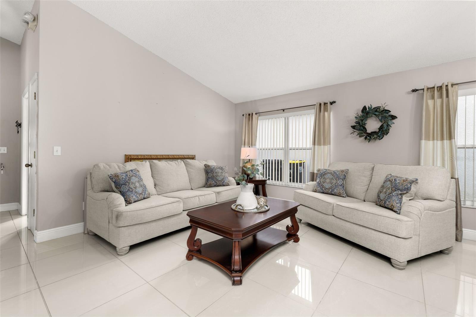 Image 6 of 63 For 211 Lockbreeze Drive