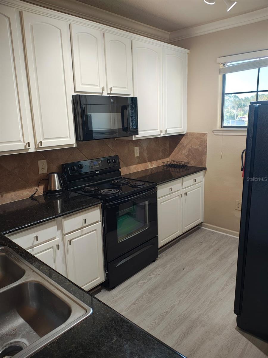 Image 7 of 22 For 912 Charo Parkway 233