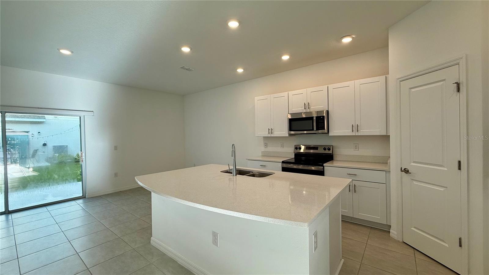 Listing photo id 8 for 3006 Canary Avenue