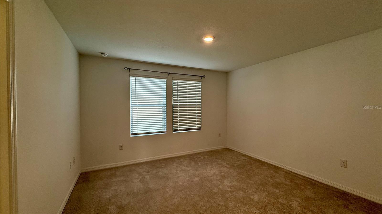 Listing photo id 9 for 3006 Canary Avenue