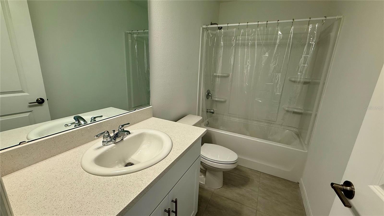 Listing photo id 12 for 3006 Canary Avenue