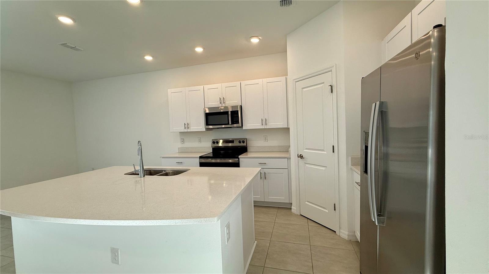 Listing photo id 1 for 3006 Canary Avenue