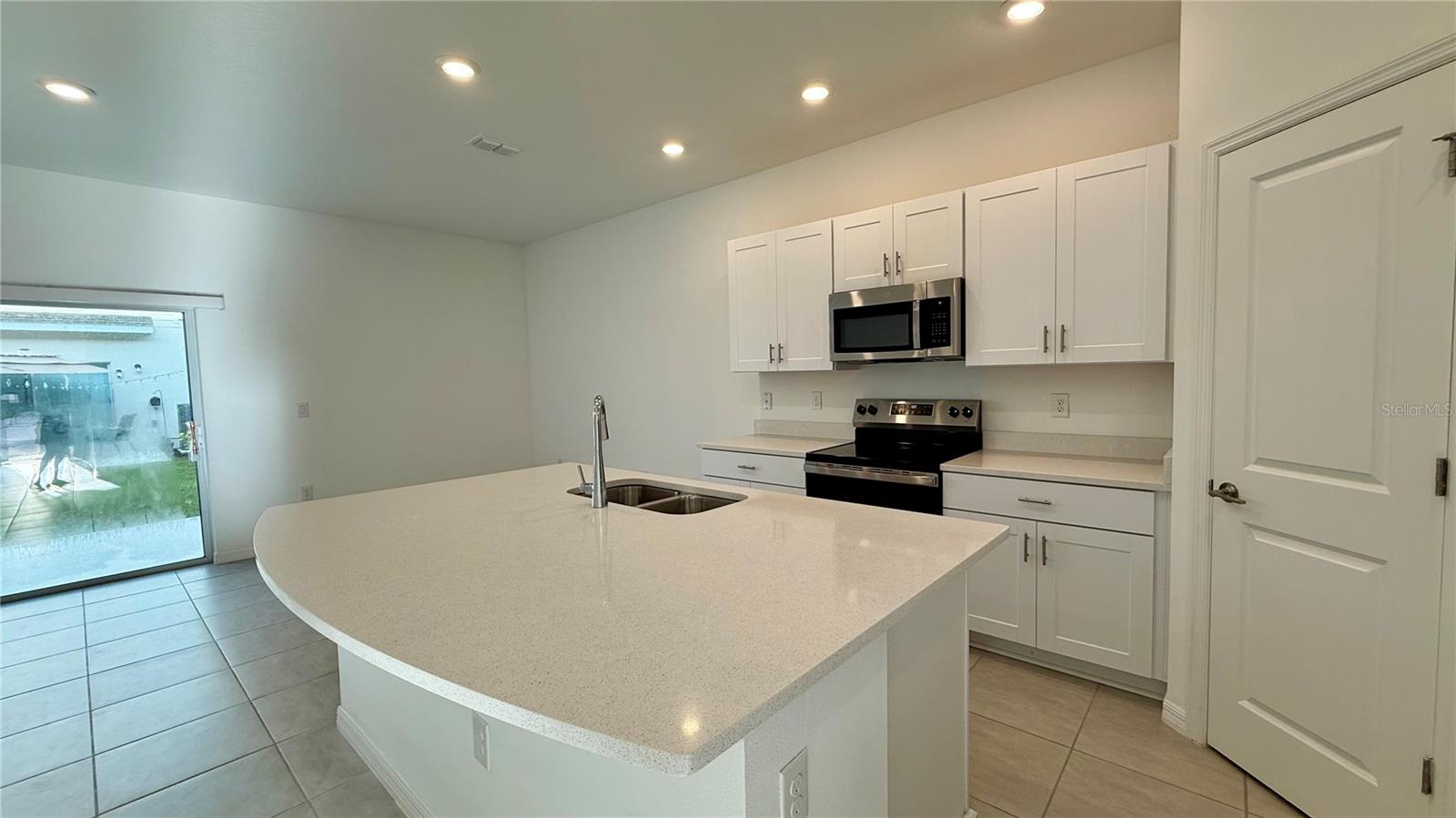 Listing photo id 2 for 3006 Canary Avenue