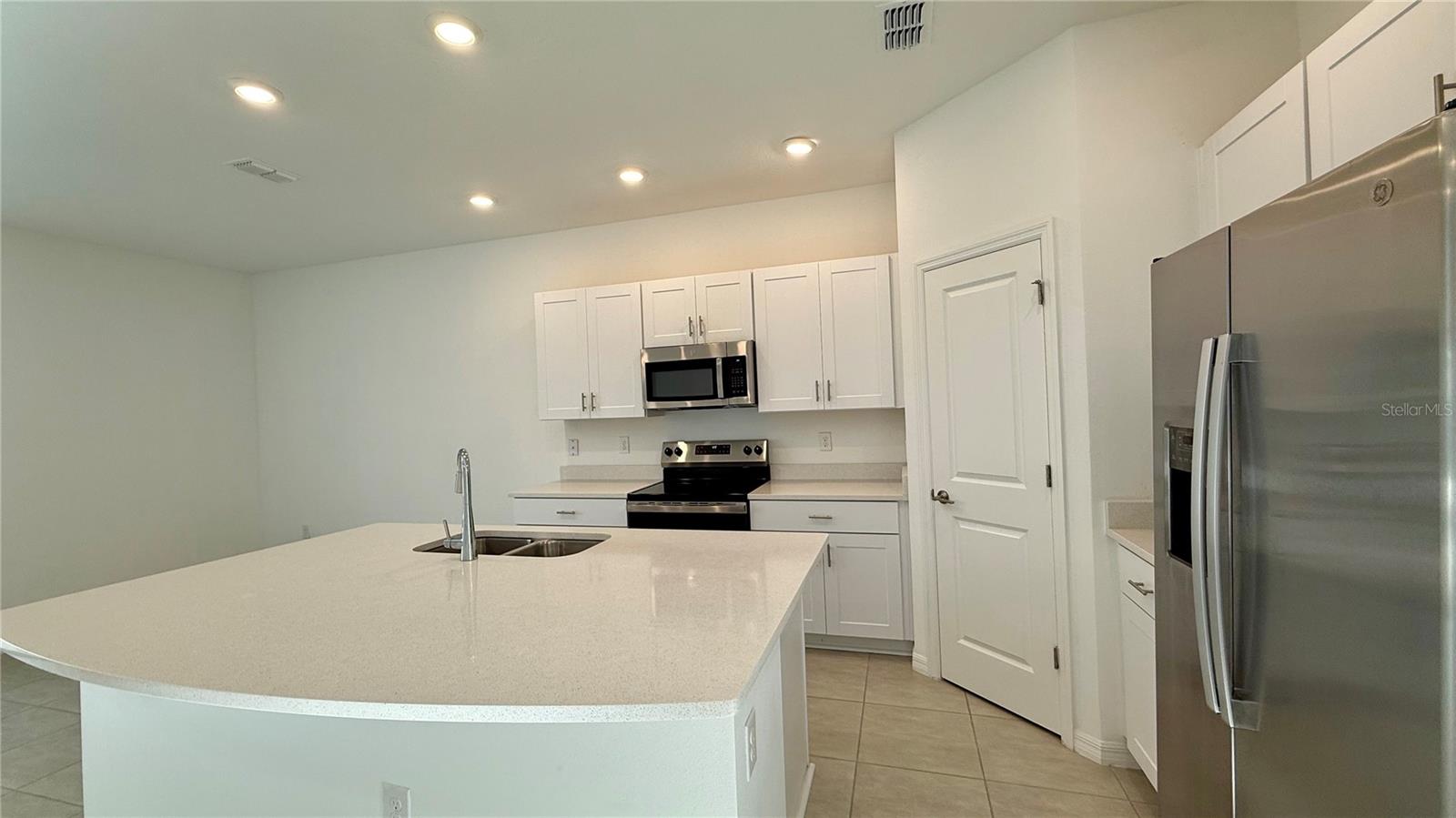 Listing photo id 3 for 3006 Canary Avenue