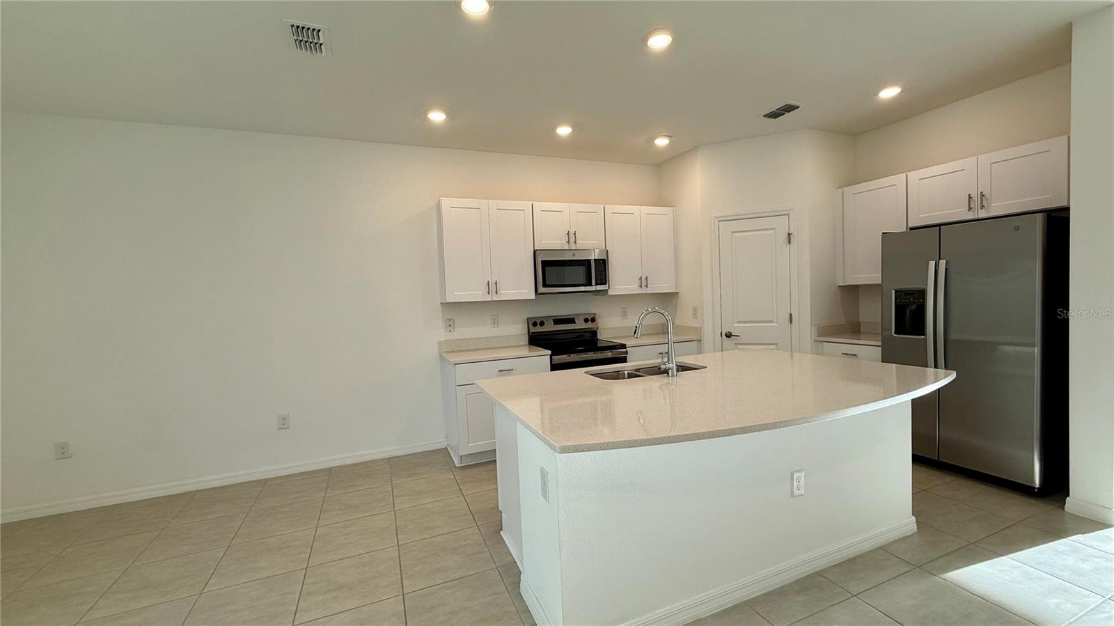 Listing photo id 4 for 3006 Canary Avenue