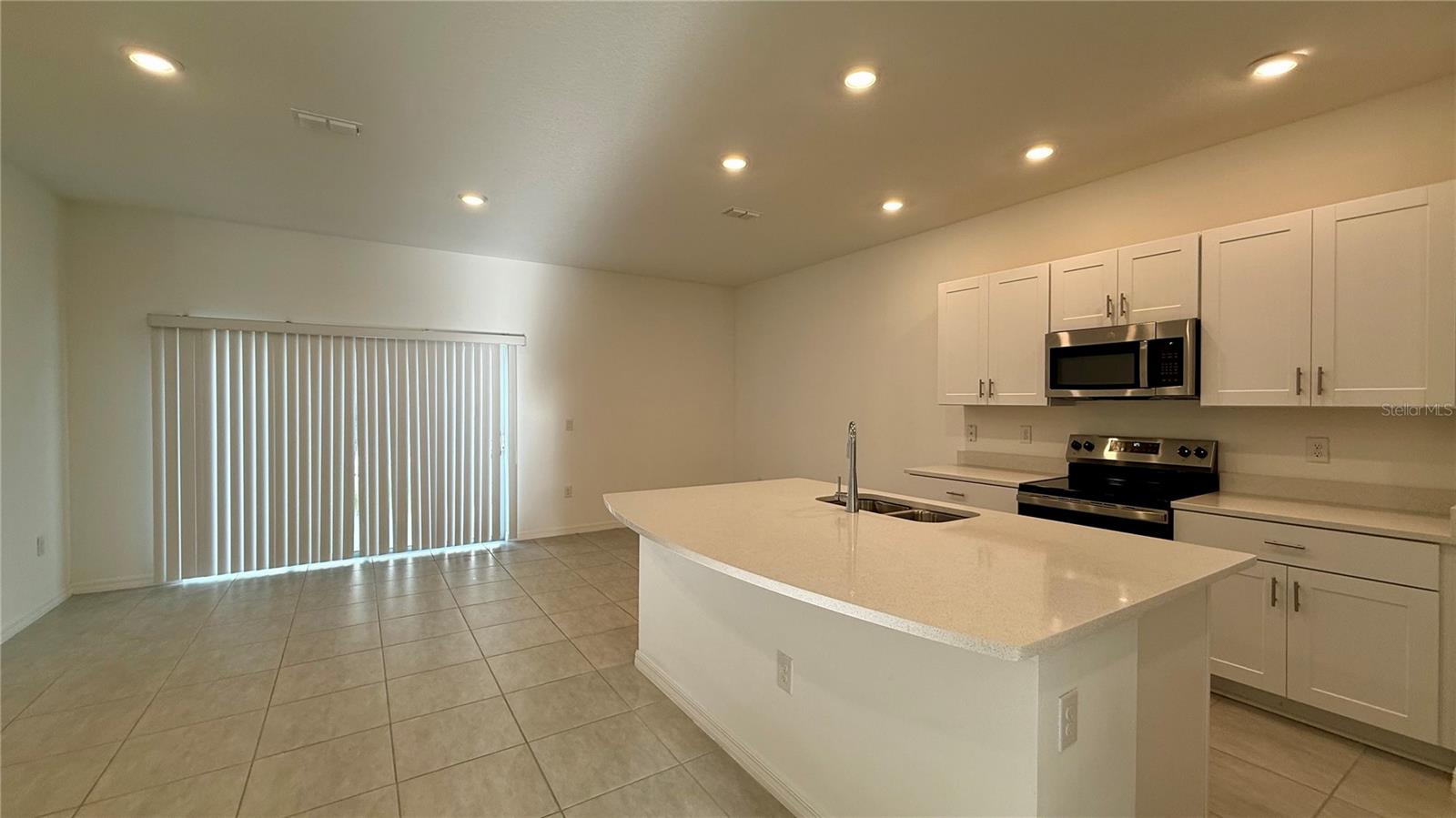 Listing photo id 5 for 3006 Canary Avenue