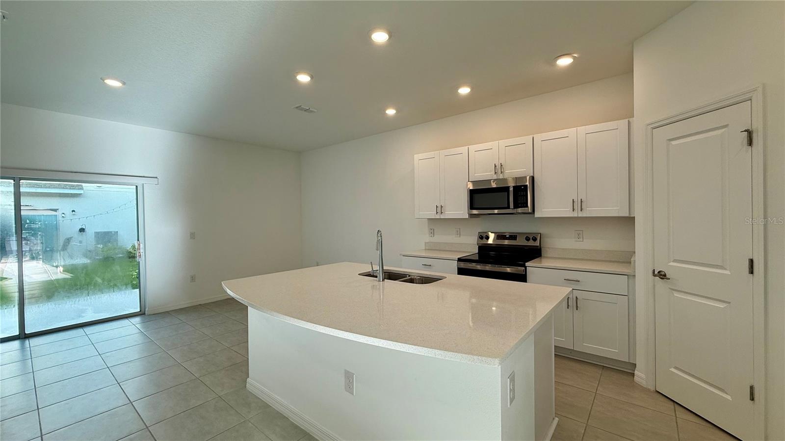 Listing photo id 7 for 3006 Canary Avenue