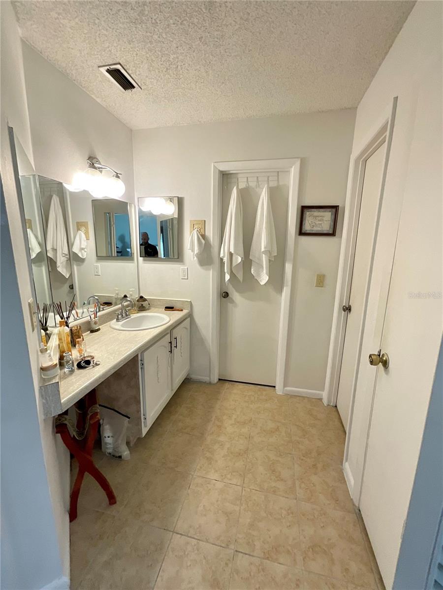Image 6 of 7 For 4308 Lakeway Drive E (50)