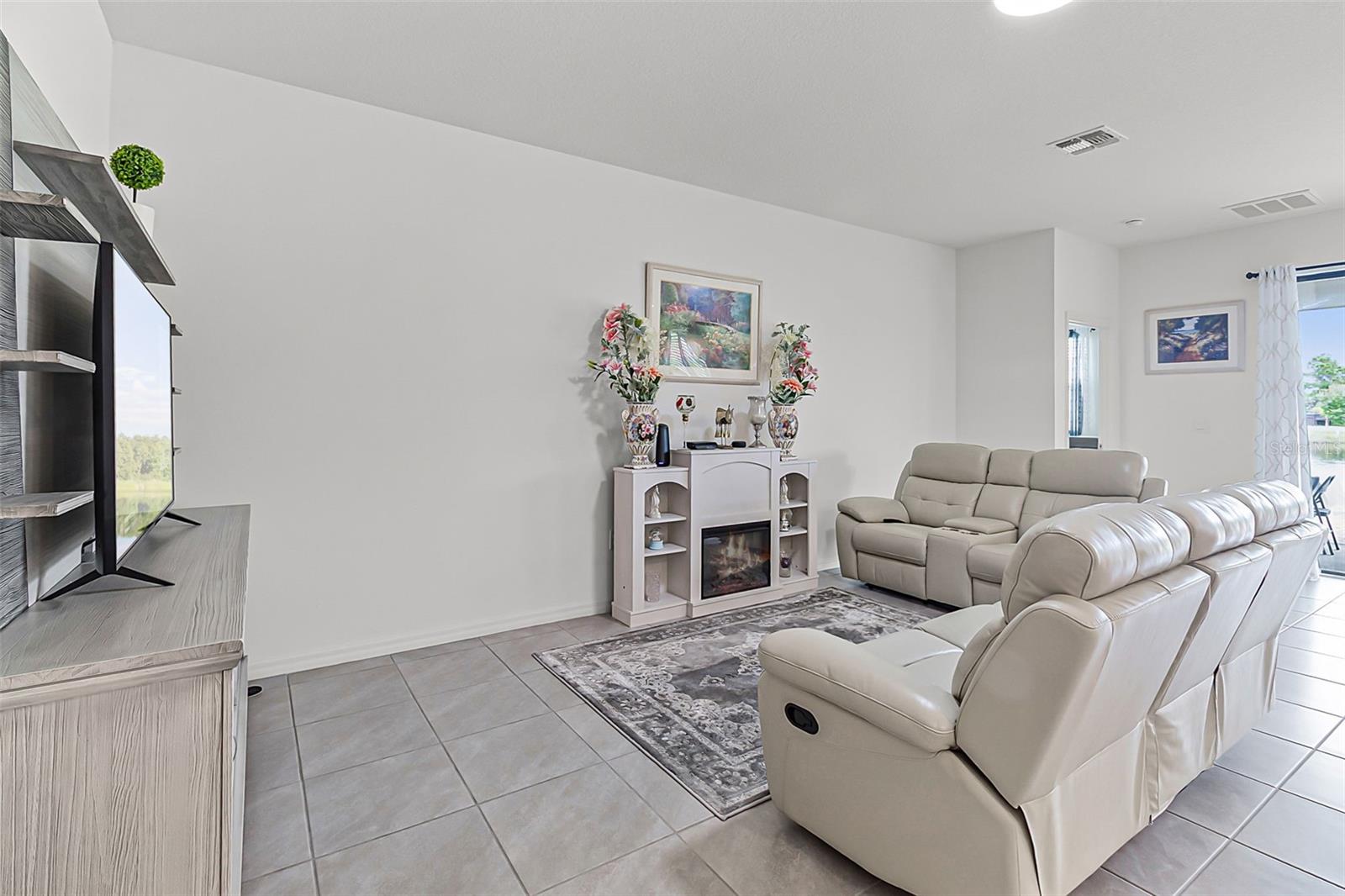 Image 4 of 39 For 2193 Capital Drive Se