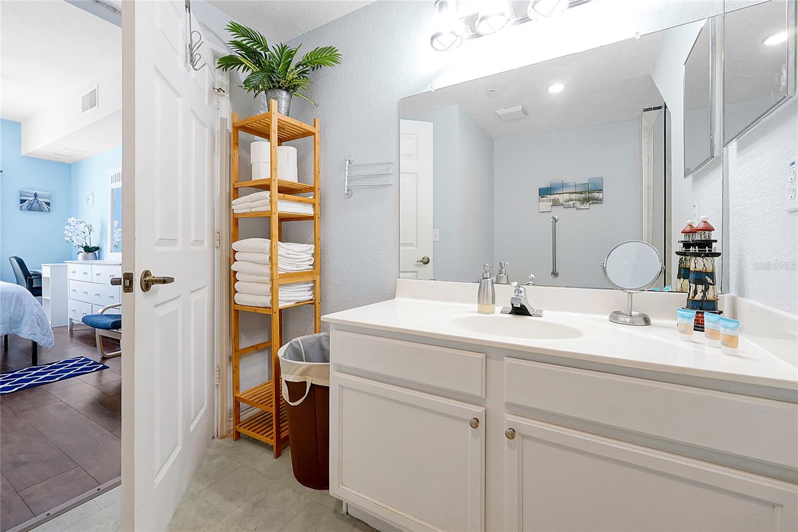 Image 16 of 51 For 2618 Lodi Circle  102