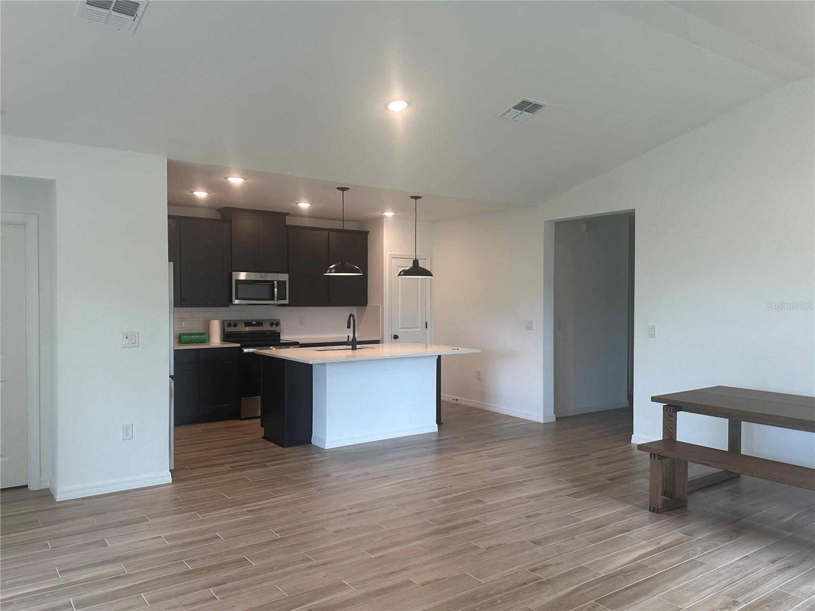 Image 3 of 12 For 712 Donau Avenue Nw