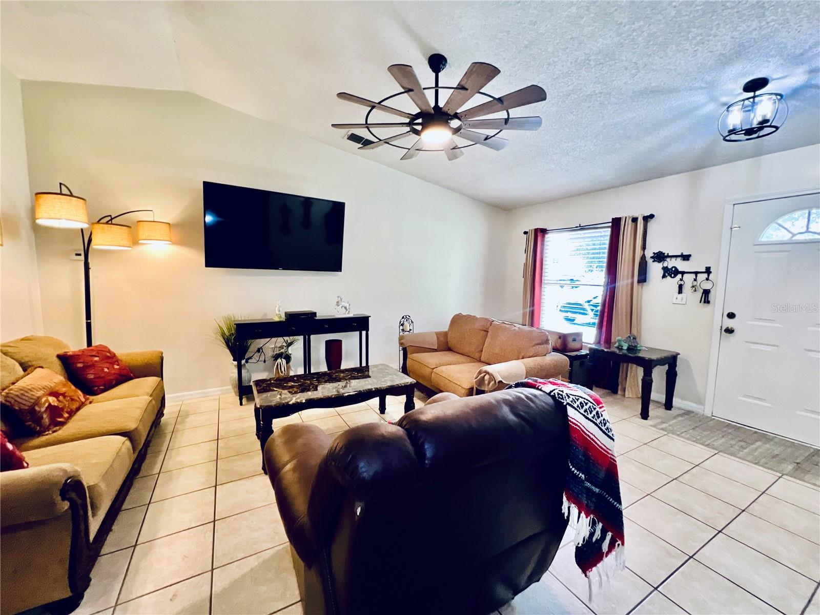 Image 9 of 68 For 405 Albatross Court