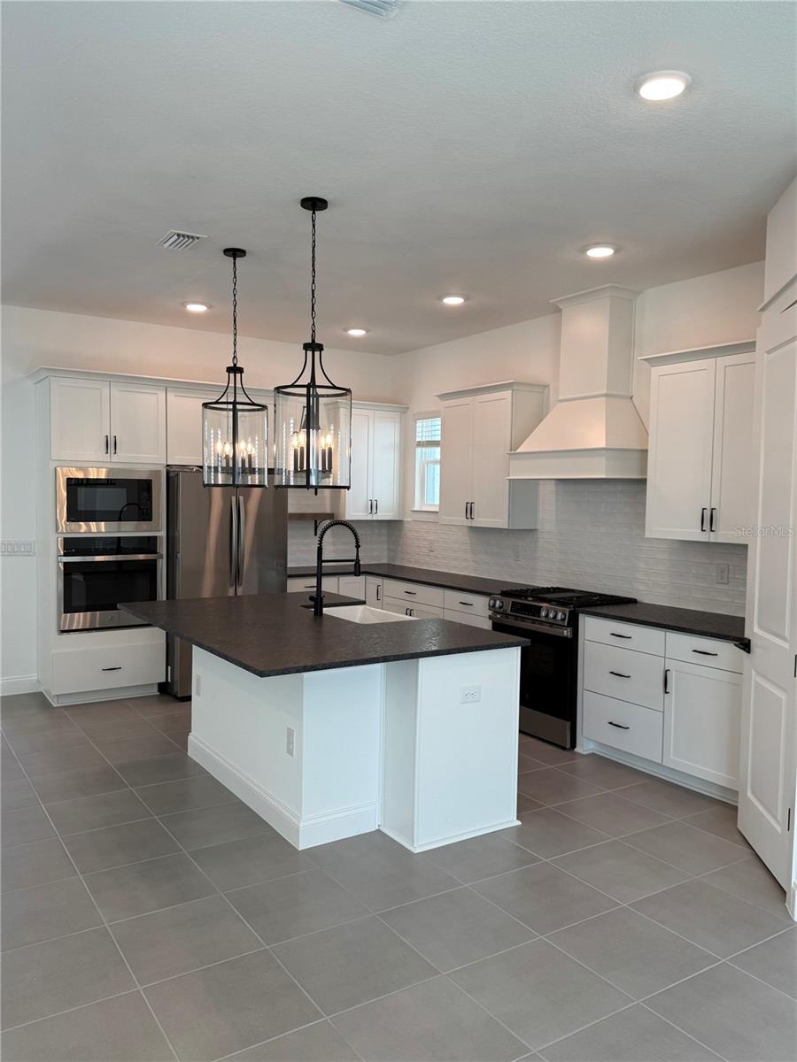 Image 11 of 36 For 15168 Field Daisy Dr
