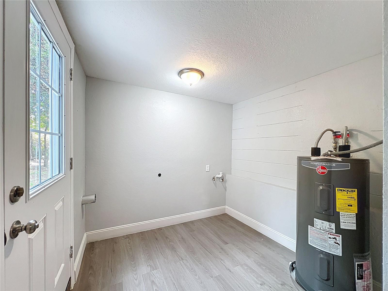 Image 27 of 39 For 612 Acapulca Way