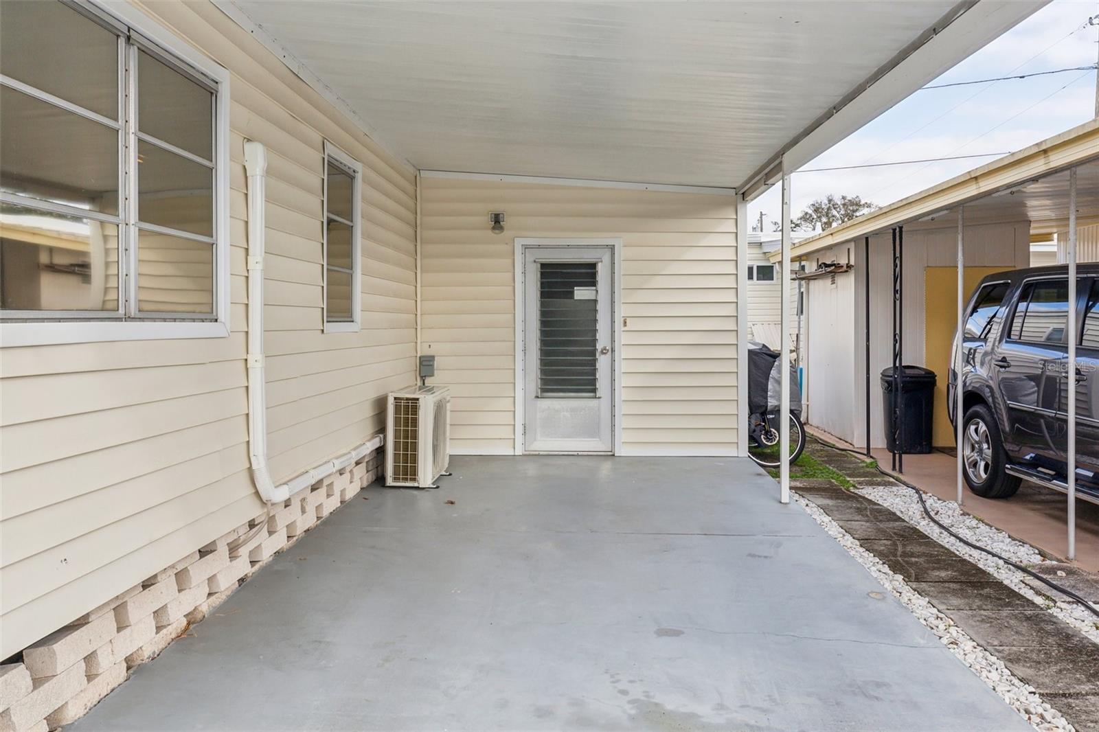 Listing photo id 3 for 1600 Old Coachman Road 311