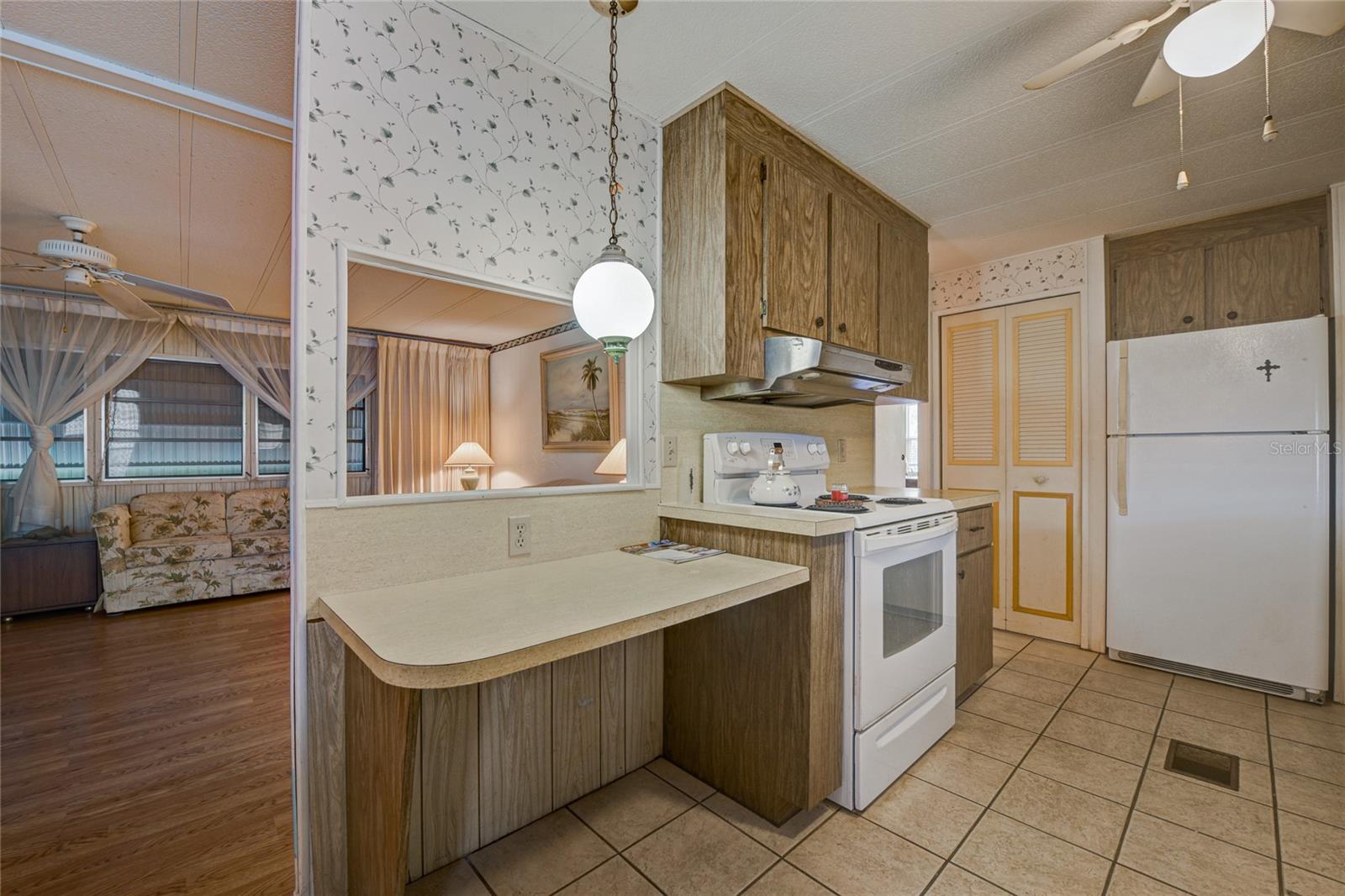 Image 15 of 40 For 5619 Bayshore Road 312