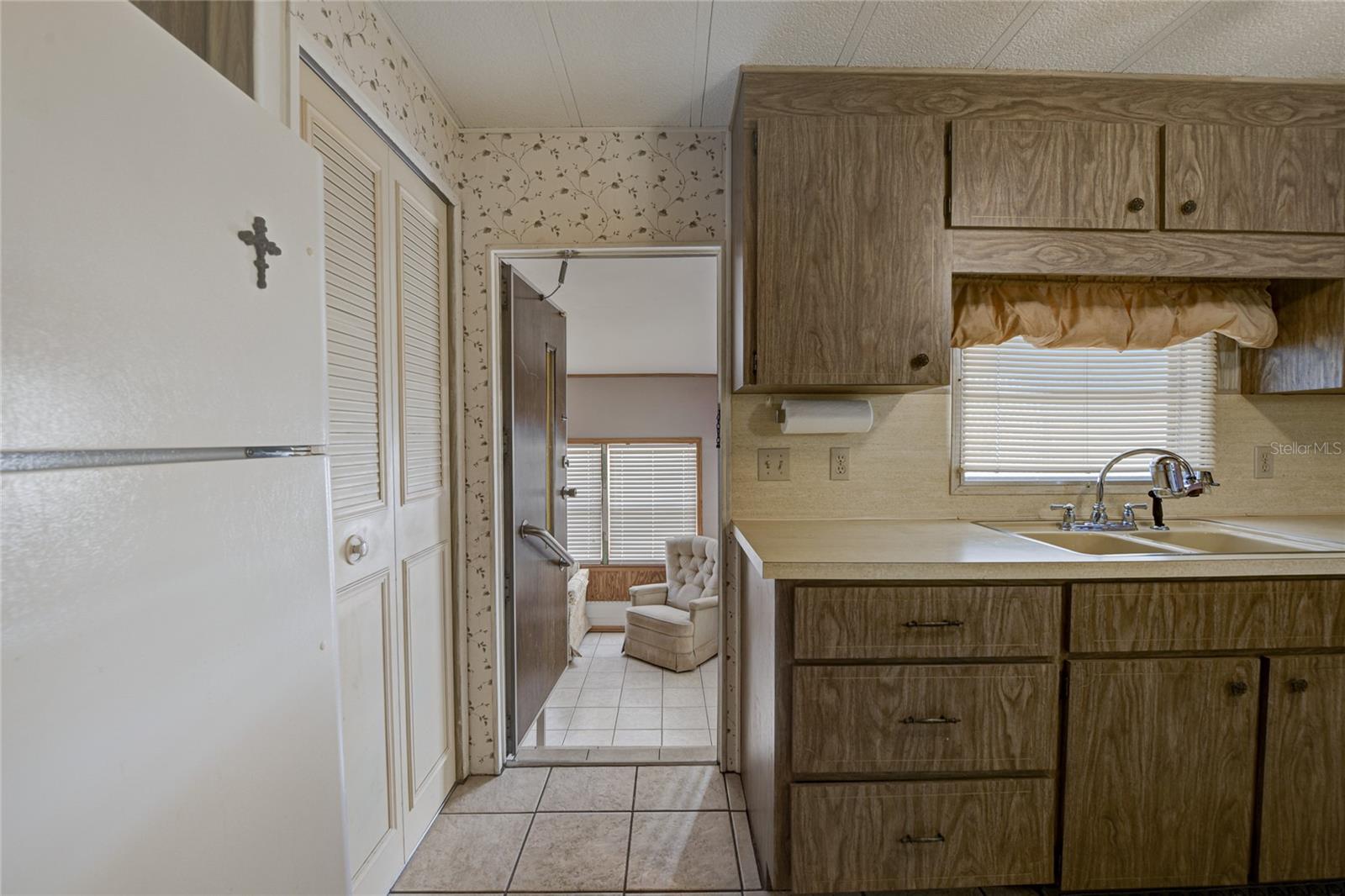 Image 18 of 40 For 5619 Bayshore Road 312