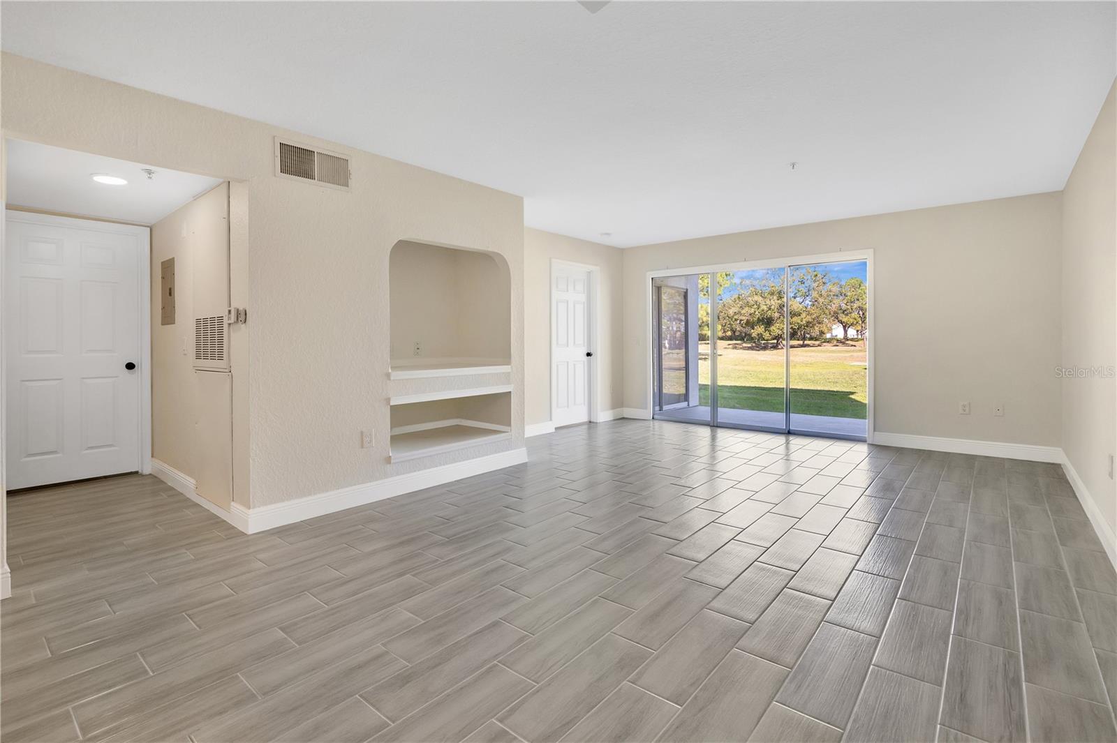 Image 4 of 31 For 13953 Fairway Island Drive 616