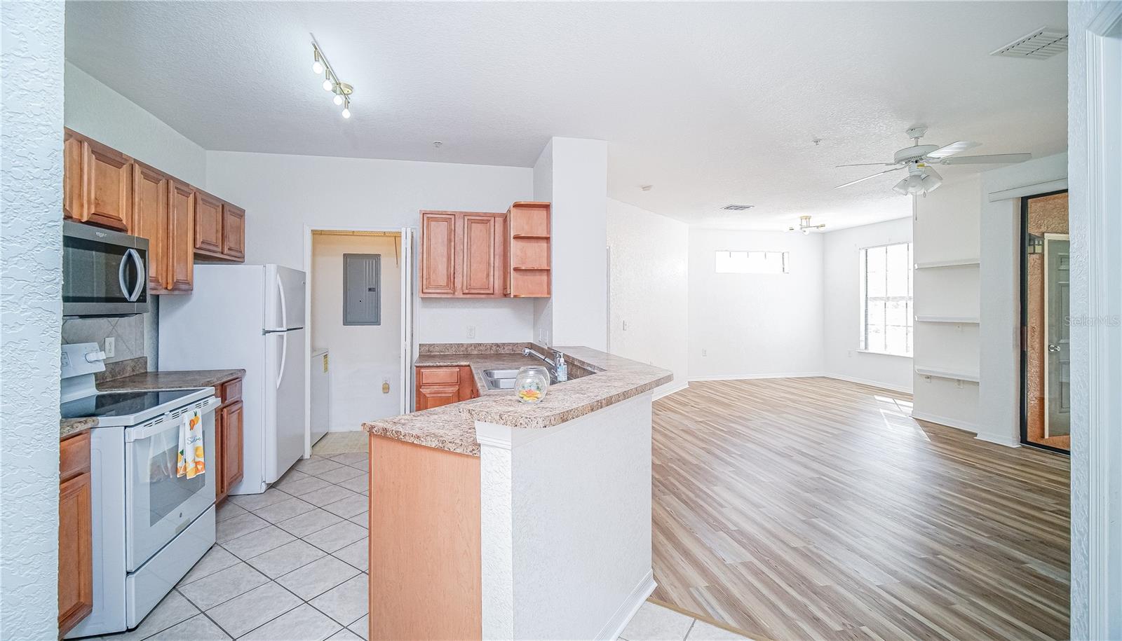 Image 3 of 27 For 6149 Metrowest Boulevard 203