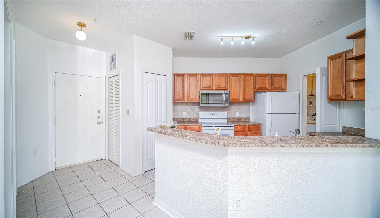 Image 4 of 27 For 6149 Metrowest Boulevard 203