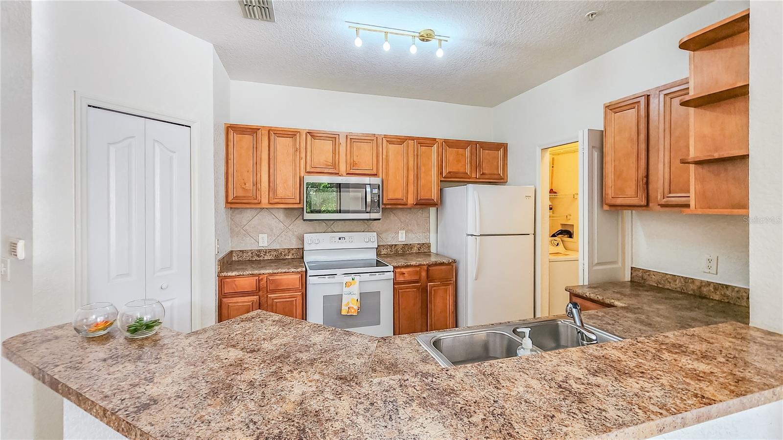 Image 6 of 27 For 6149 Metrowest Boulevard 203