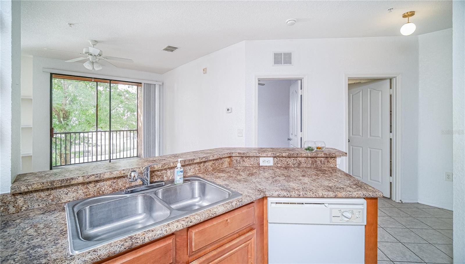 Image 7 of 27 For 6149 Metrowest Boulevard 203