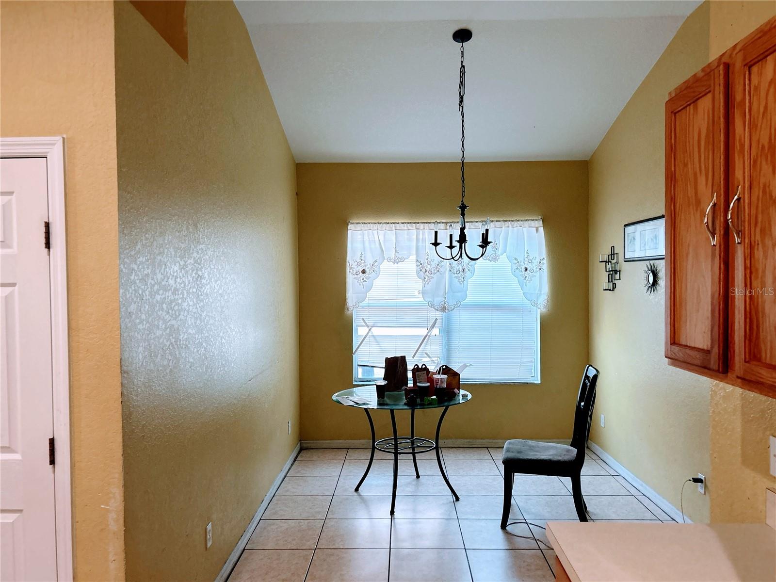 Image 7 of 21 For 239 Towerview Drive W