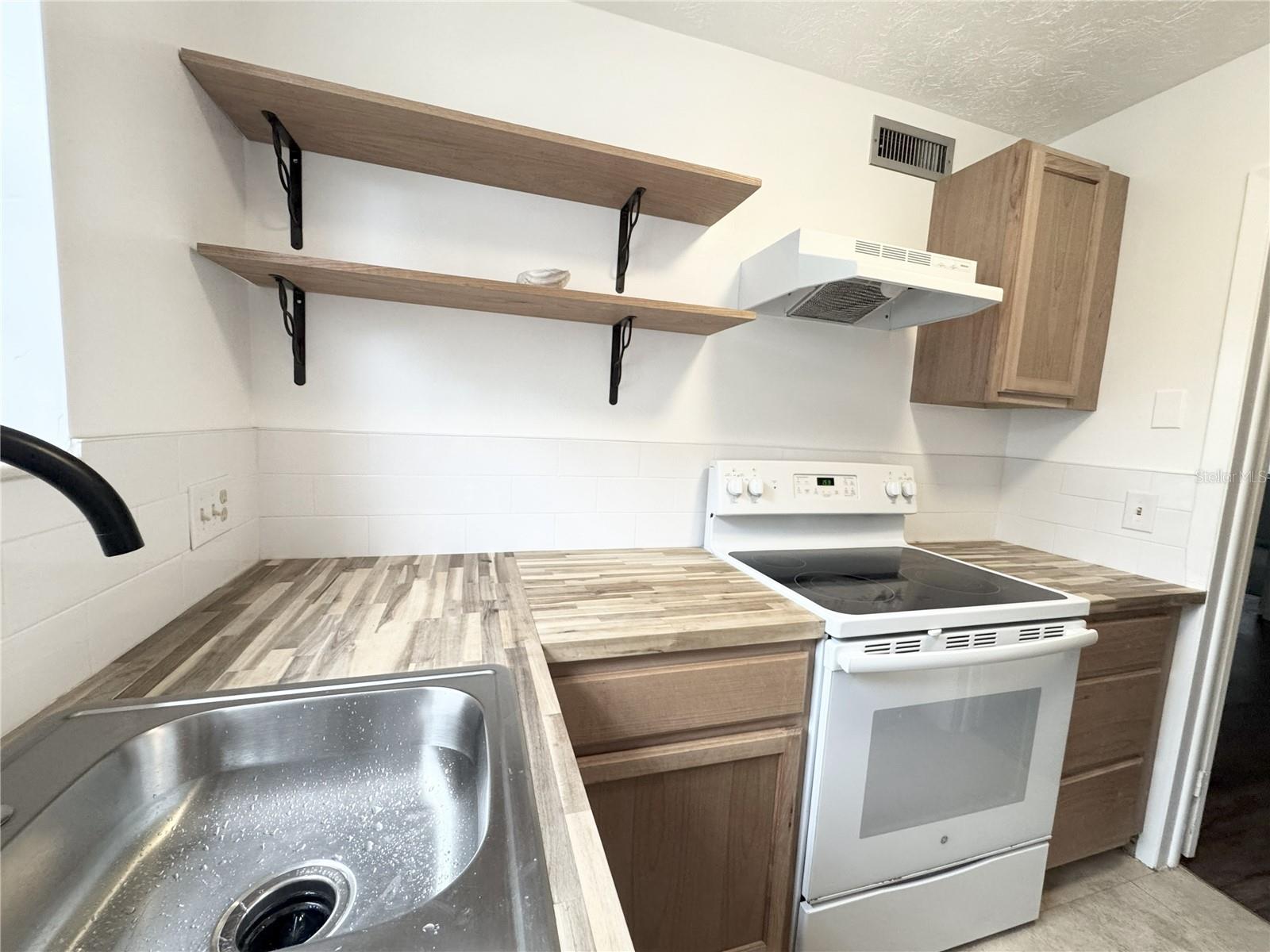 Image 17 of 64 For 4212 Lake Underhill Road 5d9