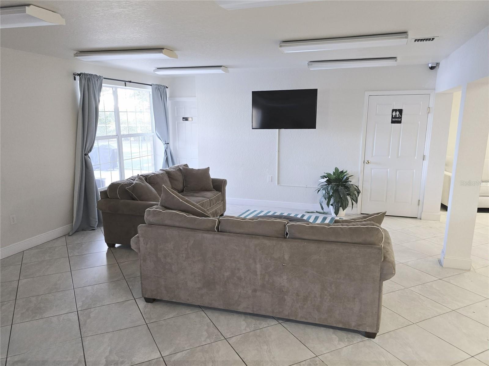 Image 52 of 64 For 4212 Lake Underhill Road 5d9