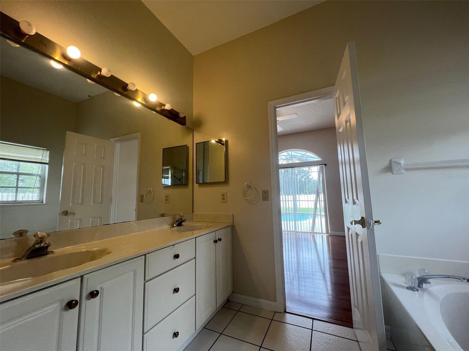 Image 20 of 25 For 725 Adriane Park Circle