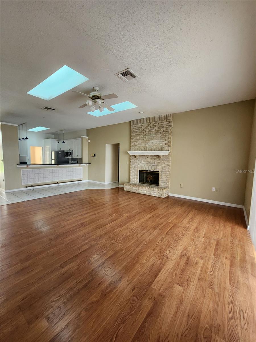Image 6 of 25 For 725 Adriane Park Circle