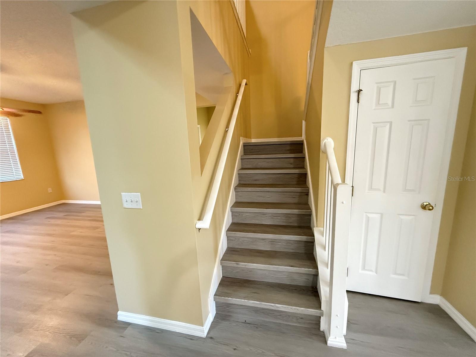 Image 4 of 32 For 10337 Stratford Pointe Avenue