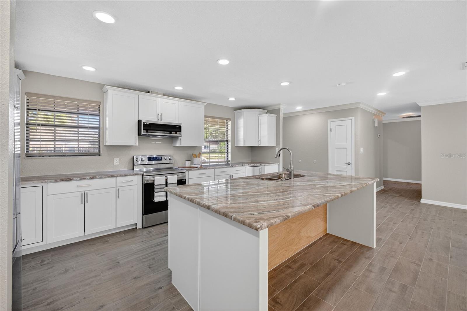 Image 16 of 80 For 7 Bay Street